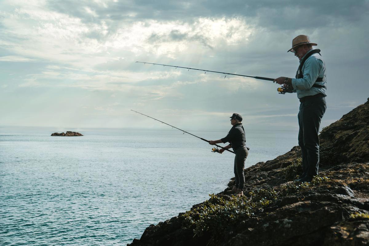 Heli-Fish_John_and_Kate_on_rocks2_s