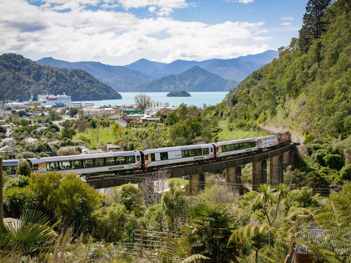 Coastal-Pacific-Waitohi-Viaduct-and-Interislander-RH4354