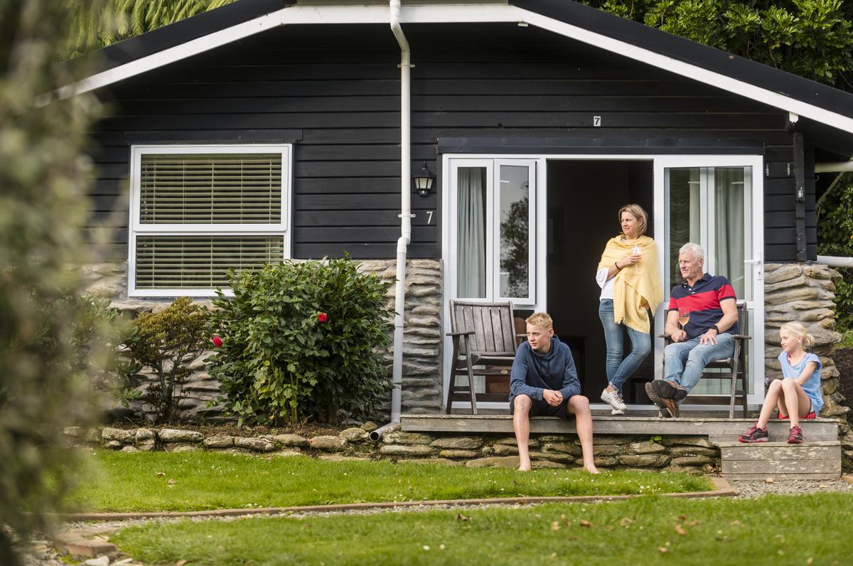 Furneaux_Lodge_Cooks_Cottage_deck_family_2019_MH