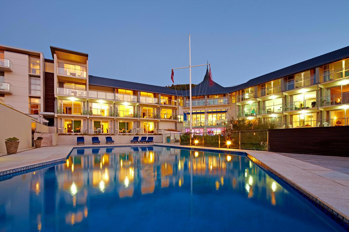 McLennan_Mercure_External_Pool_Shot