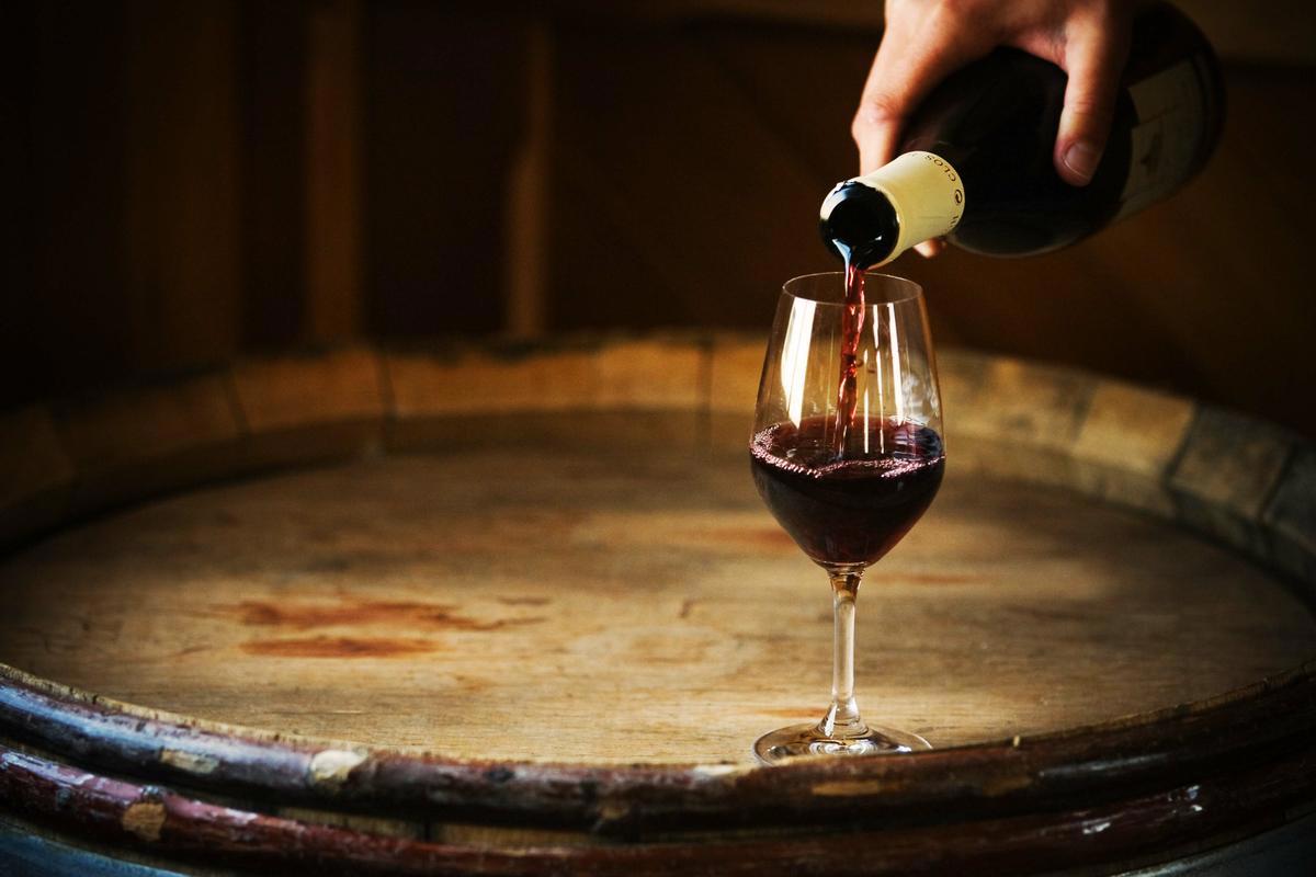 clos_henri_pinot_served_on_CD_barrel_1