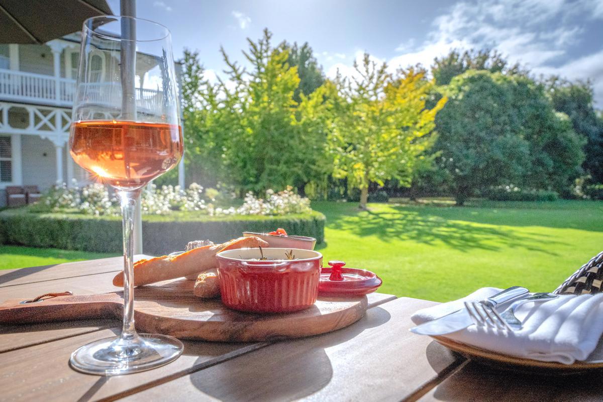 rose_and_bread_in_the_garden