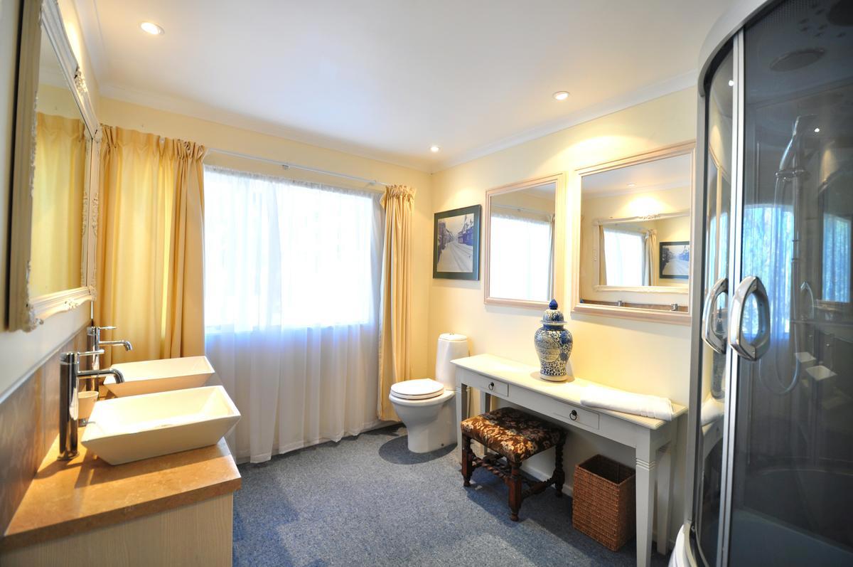 cottage_bathroom
