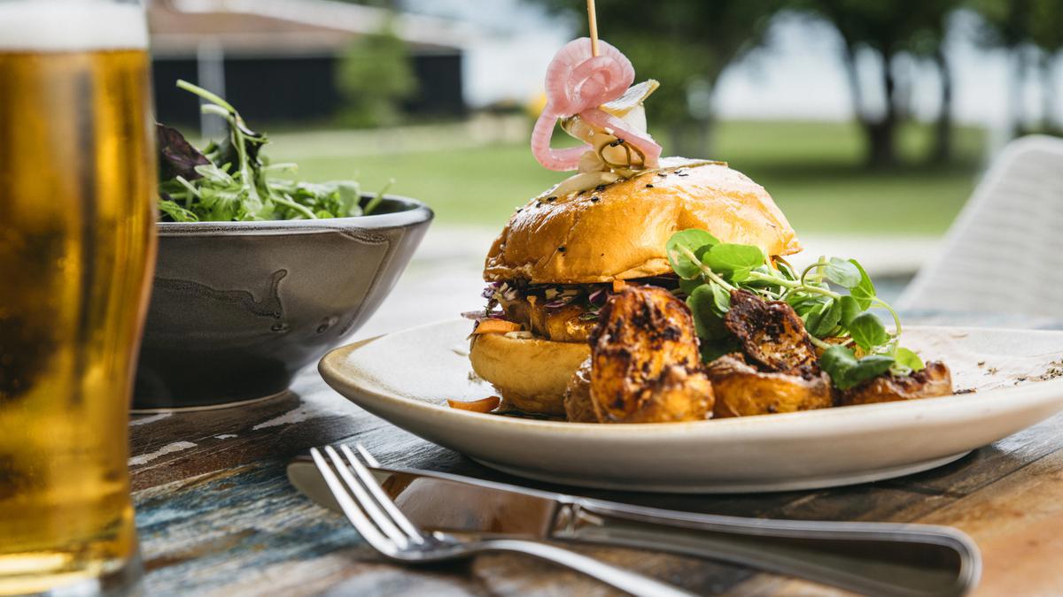 Furneaux_Lodge_Burger_Chickpea_Pumpkin_View_2020_RB