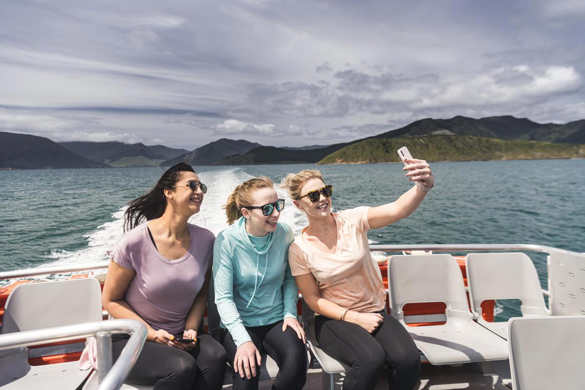 PMB_Friends_Selfie_Boat_Wake_Landscape_2020_MH