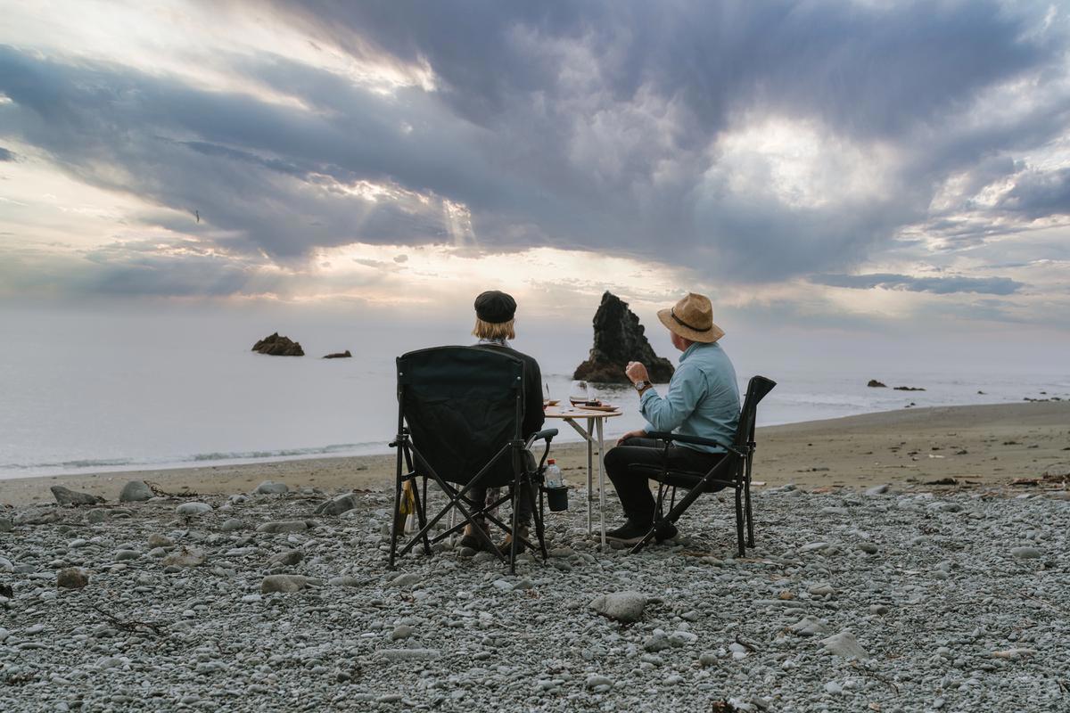 Heli_Fish_John_and_Kate_on_beach