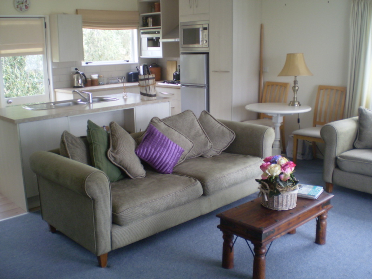 Cottage_living_room_2